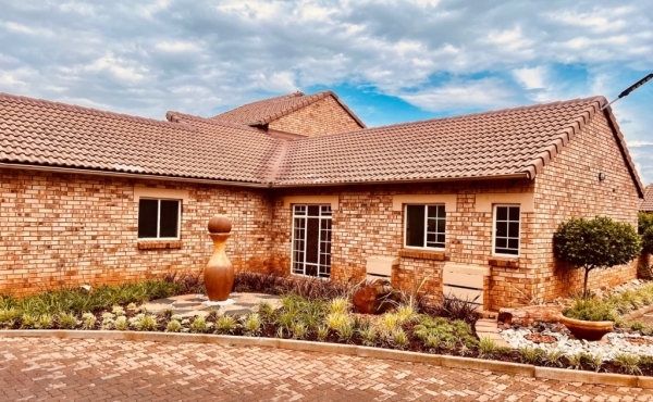 3 Bedroom Townhouse To Rent - Mooikloof Ridge.