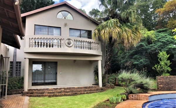 Spacious 5 bedroom pet-friendly family home perfectly situated within Garsfontein. 