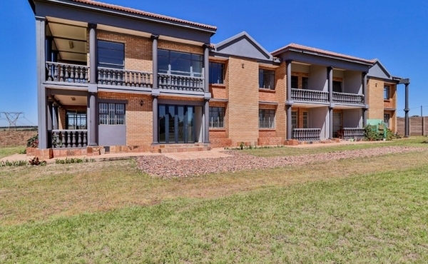 15 Bedroom House For Sale in Grootfontein Country Estate.