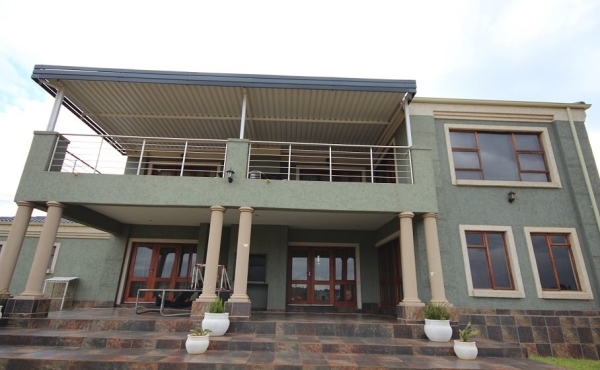 Spacious 4 bedrooms family home on 1ha with bachelors flat!