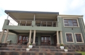 Spacious 4 bedrooms family home on 1ha with bachelors flat!