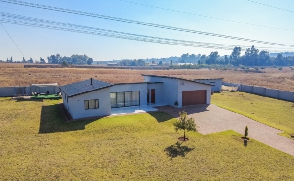 3 Bedroom Home for sale in Rietvlei View Country Estate!