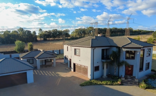 5 Bedroom Family Home For Sale in Rietvlei View Country Estate!