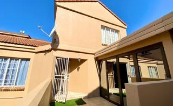 Turn-key 3 bed 2 bath duplex in complex