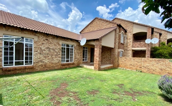 LOWEST PRICED Single-storey 3 Bedroom Townhouse - Mooikloof Ridge